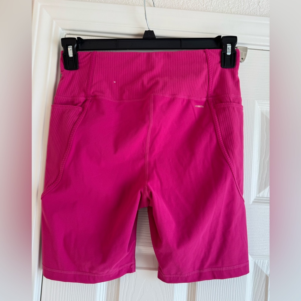 NWOT Mondetta Women's Fuchsia Bike Shorts